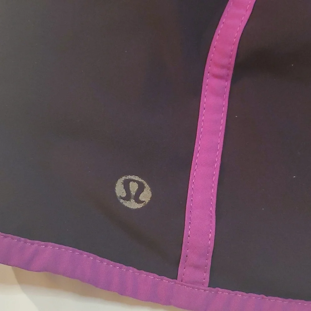 #1251 Lululemon Shorts size 4 b1016.